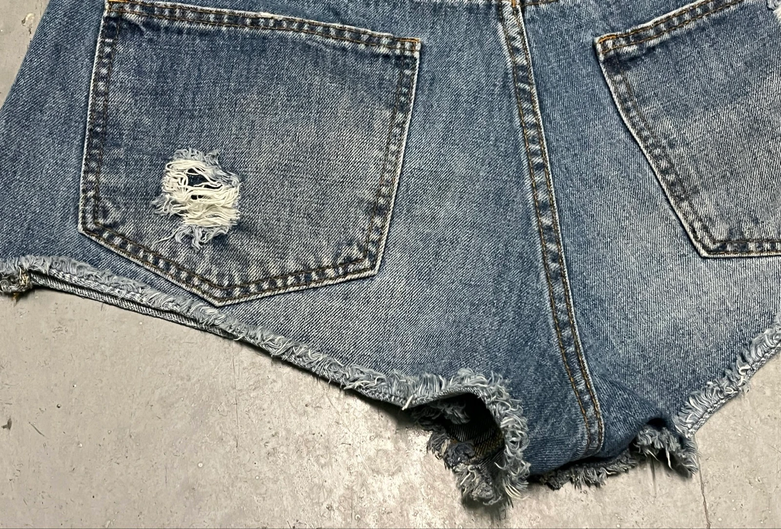 Shorts vaqueros cremalleras laterales  – photo 18